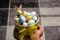 复活节兔子色彩斑斓的复活节鸡蛋篮子手