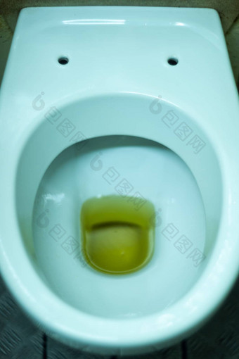脏可怕的<strong>厕所</strong>。。。公共<strong>厕所</strong>。。。电镀恶化水分尿液色调黄色的尿液<strong>厕所</strong>。。。脏地板上