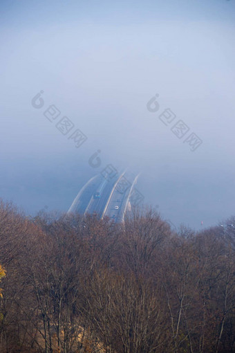 秋天雾河钢桥地铁火<strong>车模</strong>糊背景森林前景