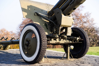 古董罕见的军事炮兵大炮操作空气户外军事车辆博物馆