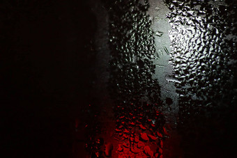 晚上色彩斑斓的大城市灯车挡风玻璃光散焦模糊焦点挡风玻璃曝光不足照片