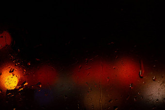 晚上色彩斑斓的大城市灯车挡风玻璃光散焦模糊焦点挡风玻璃曝光不足照片