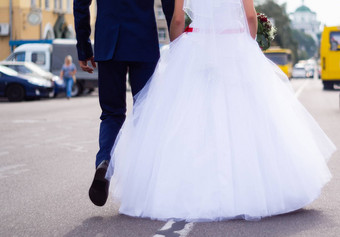 新娘新郎持有手走路城市婚礼细节