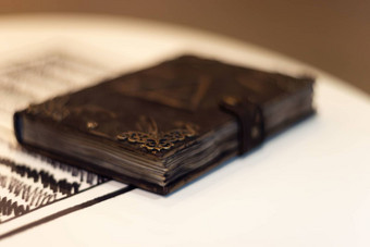 手工制作的魔法笔记本塔象征封面皮革封面手工制作的表内部模糊背景软焦点笔记本