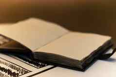 手工制作的魔法笔记本塔象征封面皮革封面手工制作的表内部笔记本迹象星座页面模糊背景软焦点笔记本