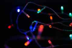 多色蓝色的假期加兰加兰模糊大色彩斑斓的轮灯完全散焦照片模糊背景前景假期情绪一年圣诞节未来