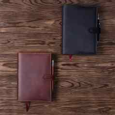 黑色的棕色（的）手工制作的皮革笔记本封面笔记本电脑笔木背景股票照片奢侈品业务配件视图