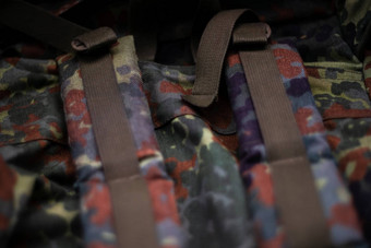 军事伪装宽敞的背包框架带回来背包特写镜头视图