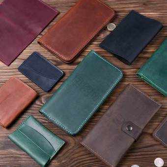 绿色颜色手工制作的皮革钱包包围皮革配件木变形背景一边视图股票照片奢侈品配件
