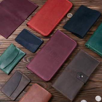紫色的颜色手工制作的皮革钱包包围皮革配件木变形背景一边视图股票照片奢侈品配件