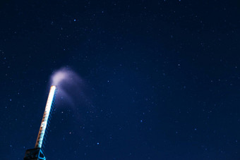长曝光晚上天空星星照片锅炉管前景很多星星星座城市晚上景观
