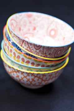 堆栈色彩斑斓的空陶瓷碗特写镜头