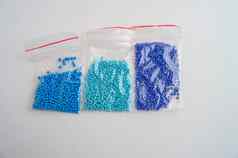 集塑料袋蓝色的玻璃珠子梯度颜色白色背景串珠刺绣配件
