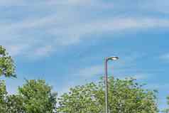 明亮的街路灯柱白天浪费电概念
