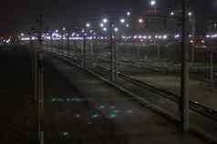 晚上拍摄穿越铁路跟踪桥接道路站闪烁灯