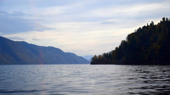 东岩石海岸湖特列茨科耶悬崖覆盖美丽的森林图片秋天一天