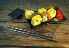 集炸寿司姜芥末酱陶瓷板筷子木表格关闭拍摄