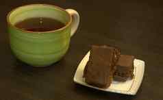 巧克力海绵蛋糕白色瓷板杯茶