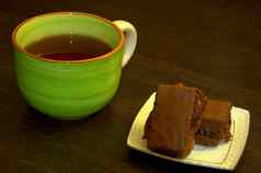 巧克力海绵蛋糕白色瓷板杯茶