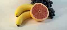 群成熟的美味的香蕉块群葡萄一半成熟的葡萄柚