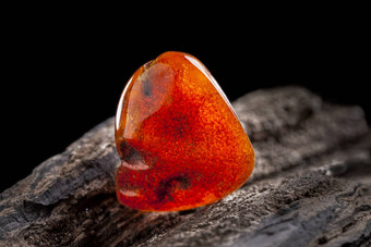 自然琥珀色的一块黄色的红色的半透明的自然琥珀色的一块用石头<strong>砸</strong>木