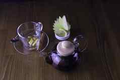 玻璃茶壶玻璃杯柠檬棕色（的）表格