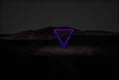 色彩斑斓的发光的行黑暗山背景呈现