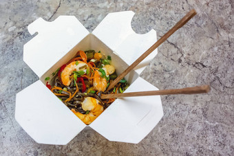 传统的中国人外卖快食物荞麦荞麦面条蔬菜虾包装纸板盒子筷子照片图像