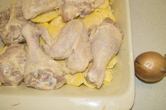 块生鸡切片土豆腌制蛋黄酱铺设陶瓷烘焙菜烹饪假期食物圣诞节复活节