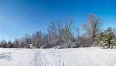 全景冬天白雪覆盖的公园