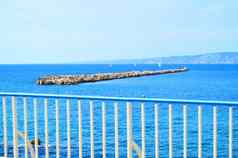视图平静蓝色的海小游艇海湾海滨奢侈品夏天假期法国里维埃拉复制空间