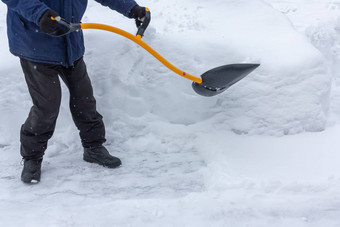 男人。清洗<strong>雪</strong>院子里<strong>铲</strong>重降<strong>雪</strong>