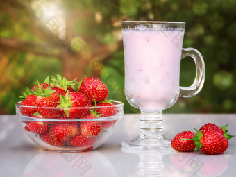 新鲜的成熟的<strong>草莓</strong>碗碘化物白色表格在户外夏天一天