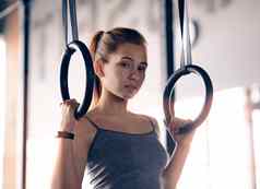 肖像体育女人培训体操环健身房健身健康的生活方式概念