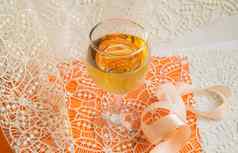 平叠加白色酒玻璃米色花边装饰丝带橙色背景前视图浪漫的春天夏天作文