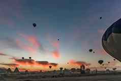 日出卡帕多西亚热空气气球飞行
