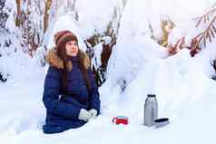 女孩饮料咖啡热水瓶走雪冬天森林