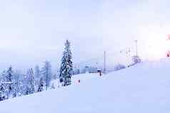 白雪覆盖的滑雪坡山电梯滑雪者滑冰