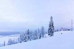 白雪覆盖的滑雪坡山电梯滑雪者滑冰