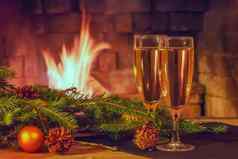 眼镜香槟装饰圣诞节树分支机构蜡烛木表格前面燃烧壁炉