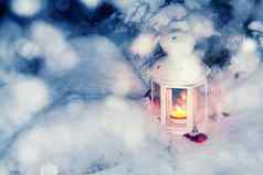 灯笼燃烧蜡烛白雪覆盖的圣诞节树院子里房子雪地里