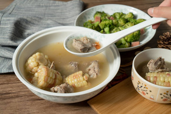 玉米猪肉骨<strong>汤</strong>美味的中国人食物
