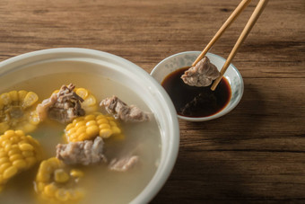 玉米猪肉骨汤美味的中国人食物