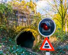 特写镜头警告交通光铁路隧道警告标志