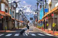 女人走路Fujiyoshida背景富士山日本