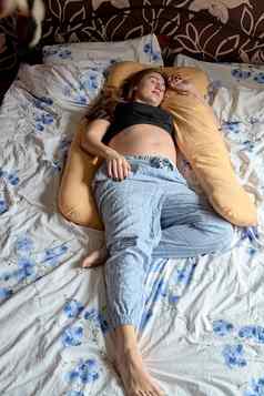 年轻的怀孕了女人怀孕了美丽的女人睡觉孕妇枕头床上