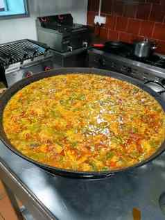 典型的西班牙语食物大米肉蔬菜