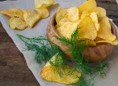 脆皮土豆芯片莳萝木碗亚麻餐巾