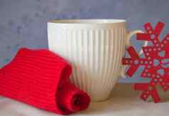 白色杯子雪花红色的针织围巾概念圣诞节