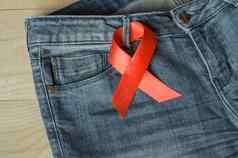 红色的丝带精灵象征斗争意识艾滋病